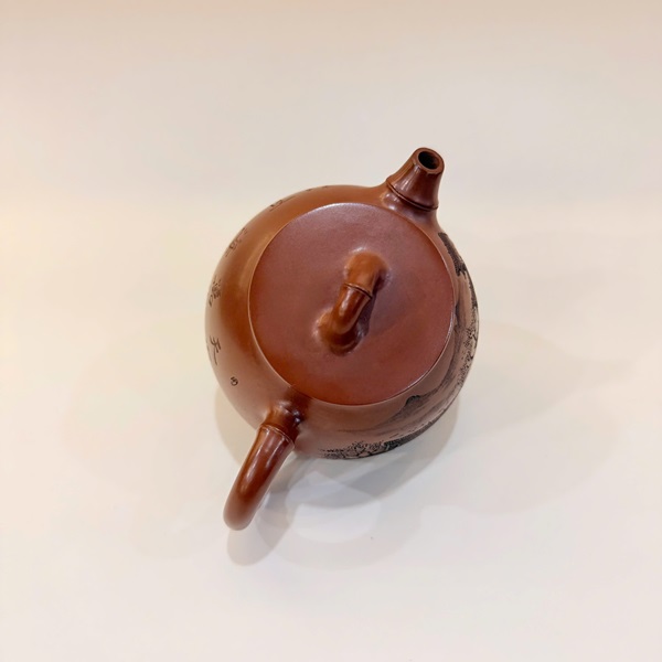 Ấm tử sa Nê Hưng tam túc trúc khắc sơn thủy lâu các 230ml AKC131 - Ảnh 3