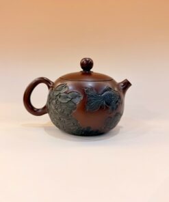 Ấm trà cao cấp dáng tây thi khắc hoa sen thủ công đẹp 240ml AKC256