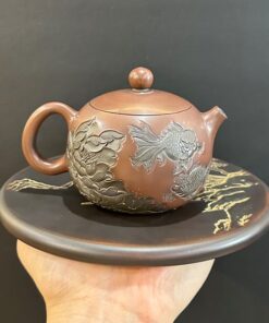 Ấm trà cao cấp dáng tây thi khắc hoa sen cá thủ công đẹp 240ml nê hưng kiến thủy