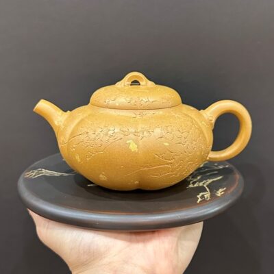 Ấm tử sa nguyên khoáng đất cũ đoàn nê thủ công khắc mai vàng 380ml đẹp.