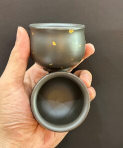Chén uống trà màu đen tử sa nê hưng vẽ vảy vàng đối ẩm 60ml cầm chắc tay.