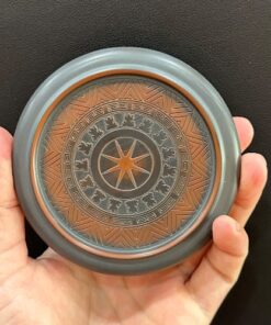 Đế chén trà tử sa dáng tròn khắc họa tiết trống đồng thủ công LC50