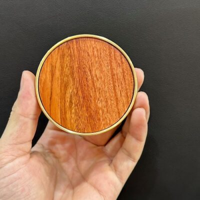 Lót ly trà đẹp bằng gỗ hương dáng tròn viền đồng vàng LC39.