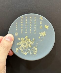 Lót ly trà tròn đẹp gốm tử sa xanh họa tiết hoa thủ công bày bán trà.