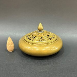 Lư xông trầm hương bằng đồng vàng nguyên chất dáng thấp chóp nhọn đẹp 580g LD46