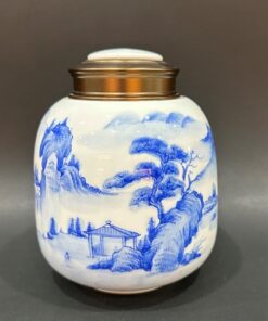 Hũ đựng trà sứ cảnh đức vẽ tay thủ công sơn thủy nắp xoáy kín 800ml đẹp.