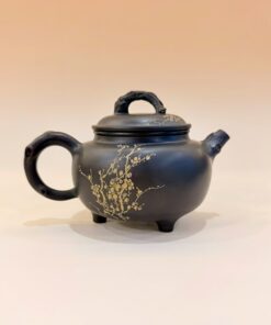 Ấm nê hưng dáng tam túc nghệ nhân đắp nổi mai vàng 230ml AKC236