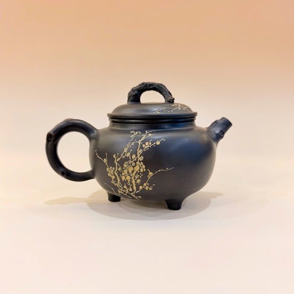 Ấm nê hưng dáng tam túc nghệ nhân đắp nổi mai vàng 230ml AKC236