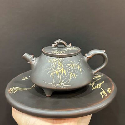 Ấm kiến thủy nê hưng dáng thạch biều tam túc khắc trúc 240ml pha trà ngon.