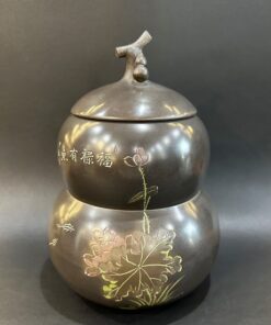 Lọ bảo quản trà lên men tử sa nê hưng hình hồ lô khắc sen đẹp HT94