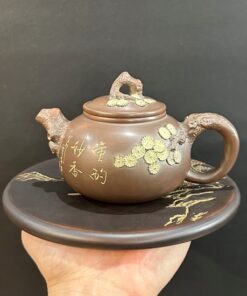 Ấm nê hưng cao cấp lão sư thủ công đắp nổi tùng nâu đẹp 240ml AKC235