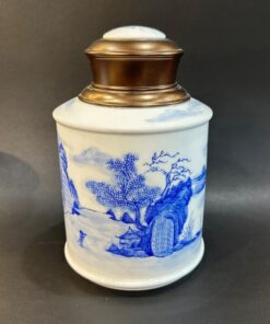 Hũ đựng trà sứ cảnh đức vẽ tay sơn thủy nắp xoáy kín đẹp 1L HT54