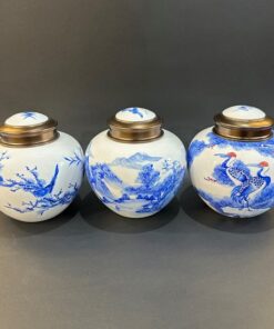 Lọ đựng trà sứ cảnh đức vẽ tay thủ công nắp xoáy kín dáng tròn hoa xanh nhạt đẹp HT83