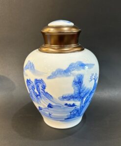 Lọ đựng trà sứ cảnh đức vẽ tay sơn thủy thủ công đẹp nắp xoáy 1L HT54.