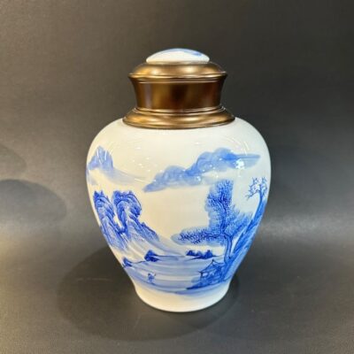 Lọ đựng trà sứ cảnh đức vẽ tay sơn thủy thủ công đẹp nắp xoáy 1L HT54.