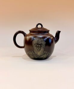 Ấm nê hưng cao cấp pha trà ngon khắc tề thiên đại thánh cỡ nhỏ đẹp 180ml AKC289