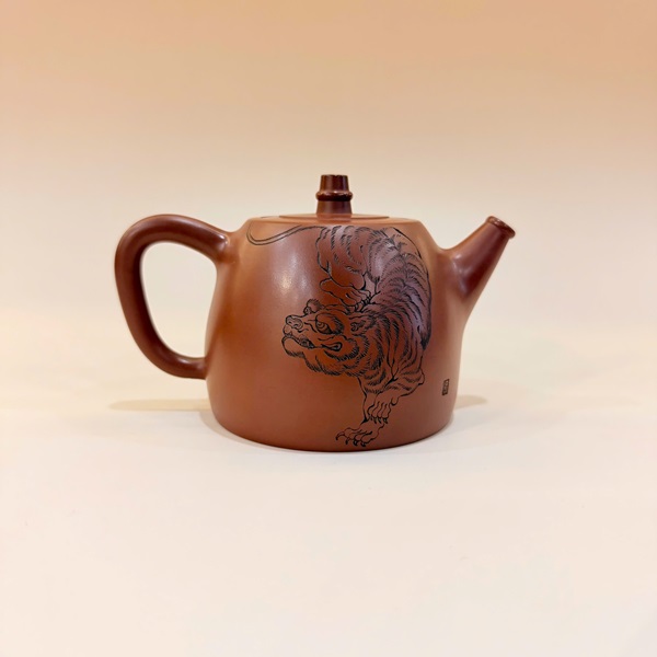 Ấm nê hưng dáng đức trung nghệ nhân khắc hổ 260ml AKC291