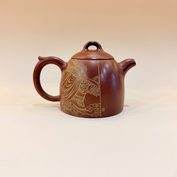 Ấm nê hưng dáng tần quyền nghệ nhân điểm họa kim Đại Thánh 250ml AKC298