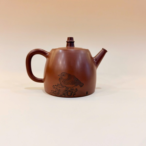 Ấm nê hưng dáng đức trung nghệ nhân khắc chim sẻ 260ml AKC310