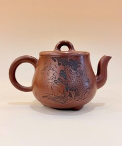 Ấm nê hưng dáng cung đăng nghệ nhân khắc cá chép vượt vũ môn 250ml AKC312