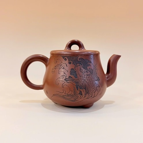 Ấm nê hưng dáng cung đăng nghệ nhân khắc cá chép vượt vũ môn 250ml AKC312