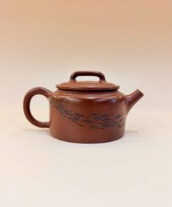 Ấm nê hưng dáng đức trung nghệ nhân khắc quần ngư đồ 200ml AKC315