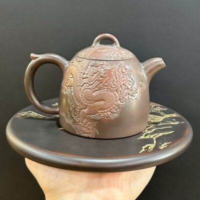 Ấm nê hưng cao cấp dáng tần quyền khắc rồng cuộn thủ công đẹp 250ml AKC185.
