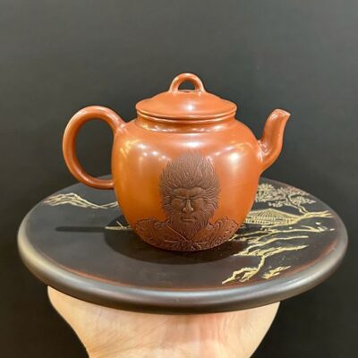 Ấm pha trà cỡ nhỏ đẹp gốm nê hưng cao cấp khắc Mỹ Hầu Vương 190ml AKC289