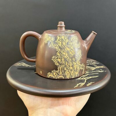 Ấm trà đẹp gốm nê hưng cao cấp dáng đức trung khắc bon sai lão tùng 260ml AKC296