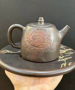 Ấm trà nê hưng hỏa biến cao cấp dáng đức trung khắc hoa mẫu đơn 280ml AKC284