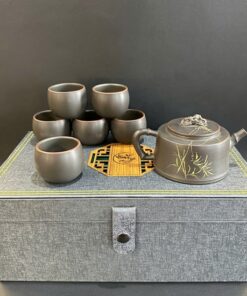 Bộ ấm trà cao cấp dáng đức trung khắc trúc kèm 6 chén và hộp đẹp AT16