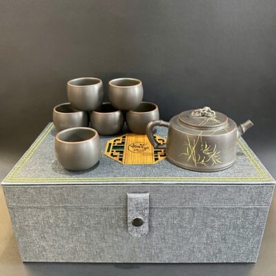 Bộ ấm trà cao cấp dáng đức trung khắc trúc kèm 6 chén và hộp đẹp AT16