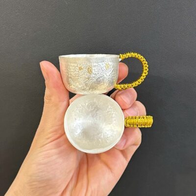 Ly trà bạc nguyên chất 999 có quai hoa mai đào vàng đẹp 35ml 45g CB93