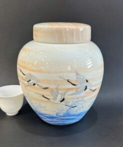 Hũ đựng trà bằng sứ cảnh đức men phấn thái vẽ tay hạc đẹp 7x13x15cm HT52