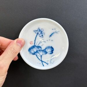 Lót chén sứ cảnh đức vẽ tay hoa sen dùng kê ly trà đẹp 8.9cm LC04