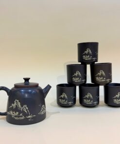 Bộ ấm trà Nê Hưng dáng Đức Trung khắc sơn thủy 260ml AT100