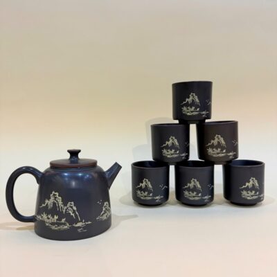 Bộ ấm trà Nê Hưng dáng Đức Trung khắc sơn thủy 260ml AT100