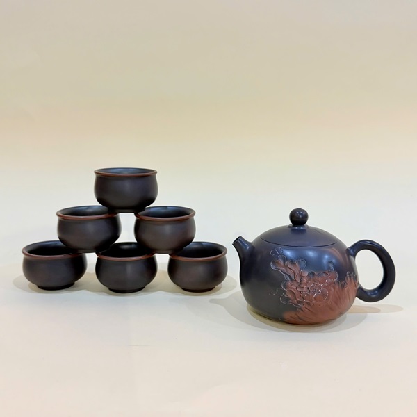 Bộ ấm chén hỏa biến đen tử sa nê hưng tây thi khắc hoa mẫu đơn 240ml BAT257