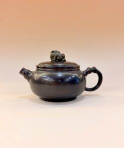 Ấm Tử Sa Nê Hưng Đức Trung Thiềm Thừ Tọa Đỉnh 250ml AKC136